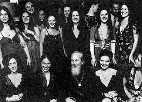 Moses David mit Jngerinnen (wikimedia)