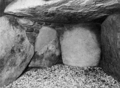 NEO-Ganggrab-Linden-Pahlkrug-innen-02-um 3000 vuZ