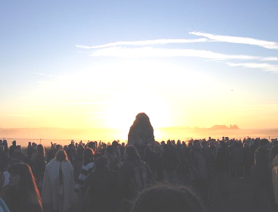 Stonehenge-Sun_behind_the_Heel_Stone